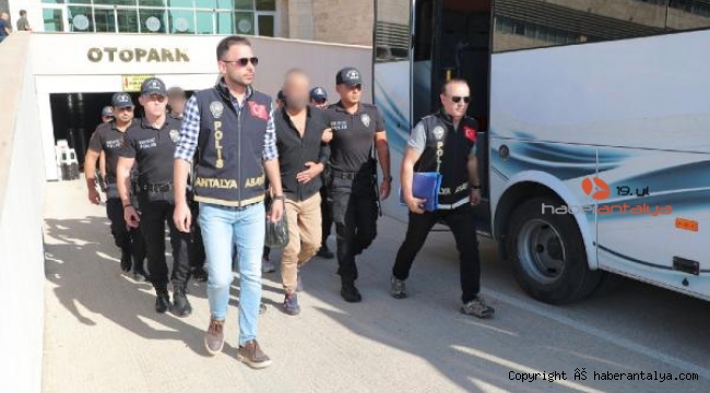 Polisten 'aranan' operasyonu: 54 gözaltı
