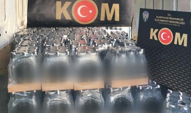Polisten sahte içki operasyonu; Binlerce şişe alkol ele geçirildi