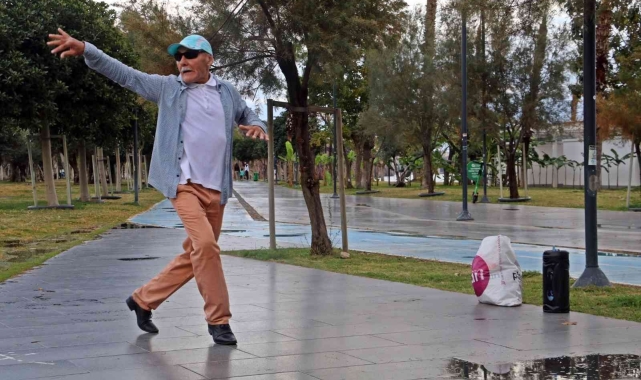 Rusya soğuğundan kaçıp Antalya'ya gelen dede, gençlere taş çıkartıyor