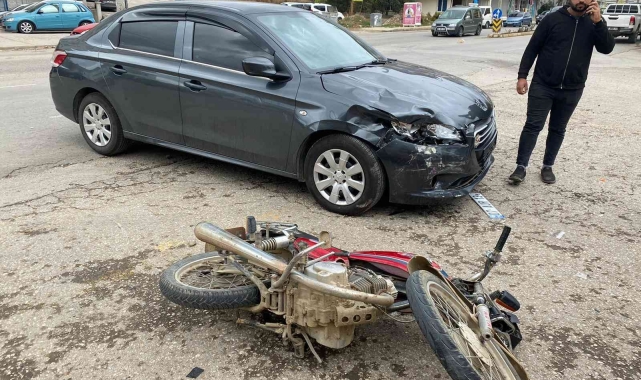 Serik'te motosiklet ile otomobil kavşakta çarpıştı: 1 yaralı