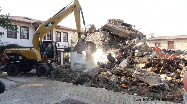 Side antik kentte kaçak yapılar yıkılıyor