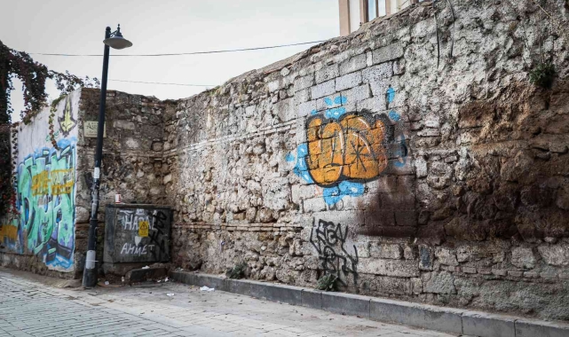 Sit alanı olan Kaleiçi'nde grafiti kirliliği 
