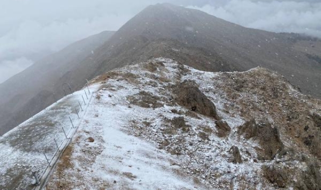Tahtalı'ya mevsimin ilk karı düştü