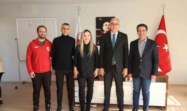 Turgay Genç: "Kadın voleybol takımımız gururumuz"