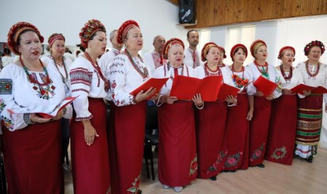 Ukraynalı ve Ruslardan oluşan koro, Atatürk için İzmir Marşı'nı okudu
