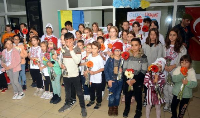 Ukraynalı ve Suriyeli çocuklar, Türkçe şarkı söyledi