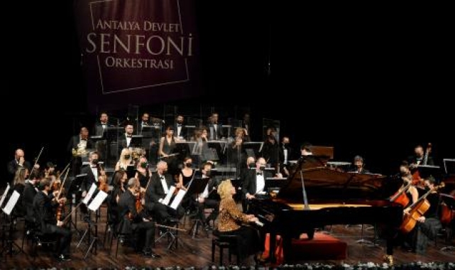Ünlü sanatçı Gülsin Onay geliyor