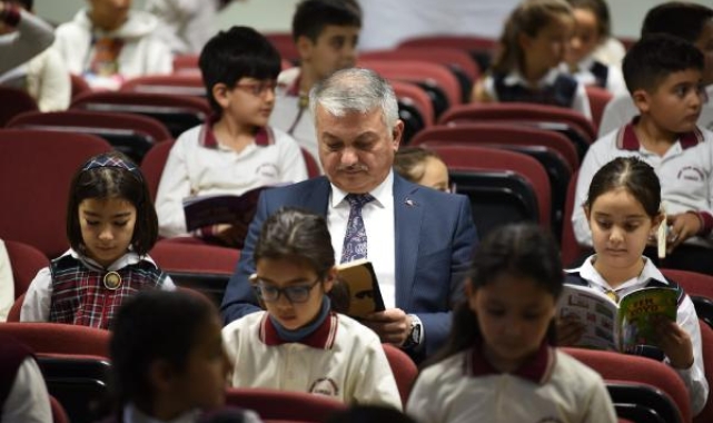 Vali Yazıcı: Okuyan gençler beni her zaman mutlu ediyor