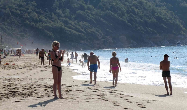 Yurtta soğuk hava etkili olurken Alanya'da deniz keyfi yaptılar