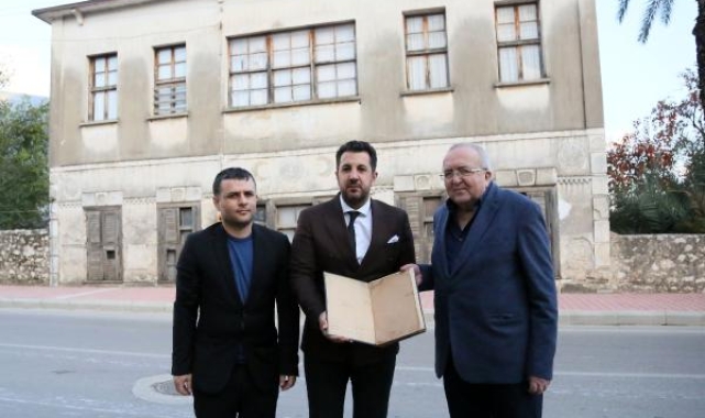 200 yıllık evin çatısından Osmanlıca kayıt defteri çıktı
