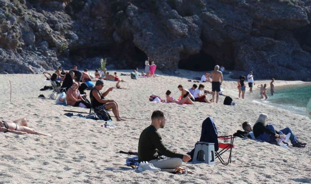 2022'nin son gününde de Alanya'da sahilleri doldu