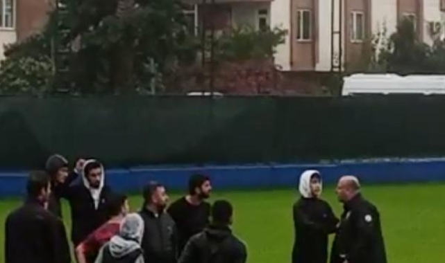 4 kırmızı kartın çıktığı U16 maçı sonrası saha karıştı
