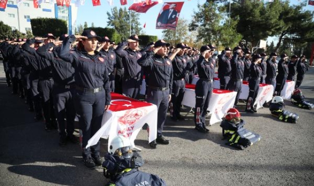 97 itfaiye eri bayrağa el basıp yemin etti