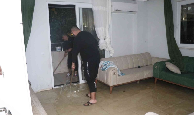 Alanya'da da sağanak yağış hayatı olumsuz etkiledi 