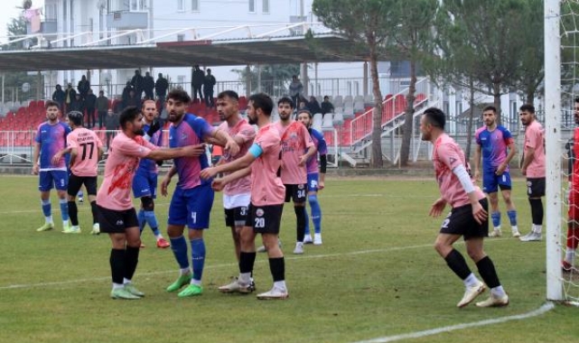 Amatör lig maçında saha karıştı, futbolcular ve taraftar birbirine girdi 
