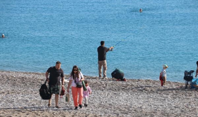 Antalya'da aralık ayında sahil keyfi