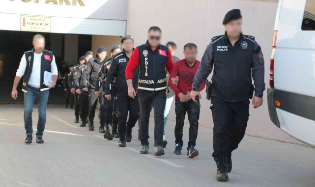 Antalya'da "Asayiş ve Diğer Suçlardan Aranan" 74 kişi yakalandı