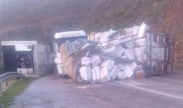 Antalya'da çarpışan saman yüklü tır ve kamyon yolu kapattı 