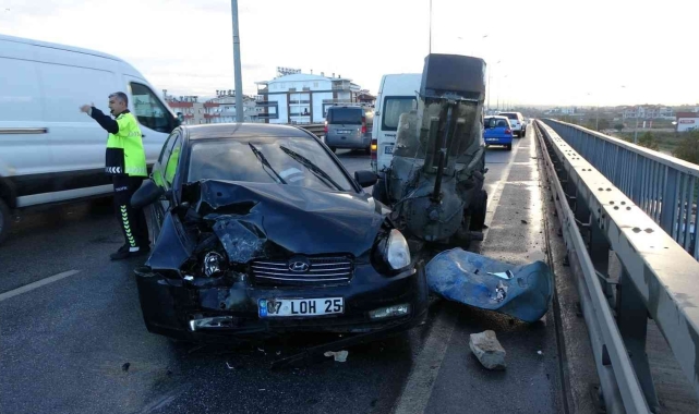 Antalya'da otomobil kamyonete bağlı iş makinesine çarptı: 1 yaralı
