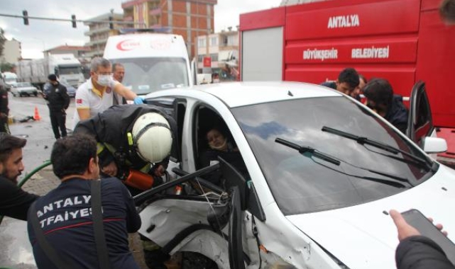 Antalya'da otomobiller çarpıştı: 1'i çocuk 5 yaralı