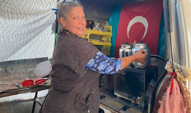 Antalya'da pazarcı esnafı, 10 yıldır güne Leyla ablalarının çayıyla başlıyor