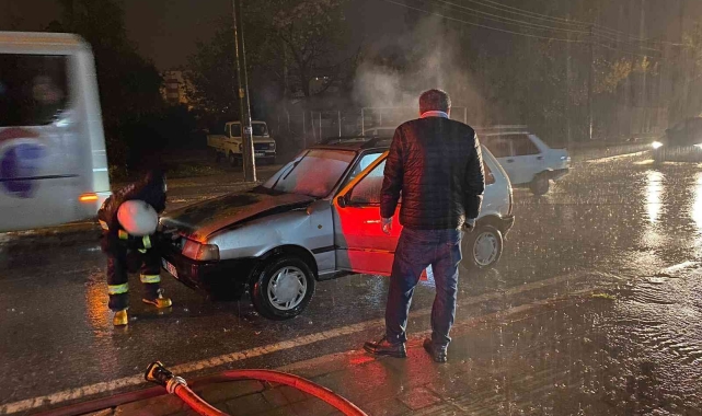 Antalya'da seyir halindeki otomobilde yangın