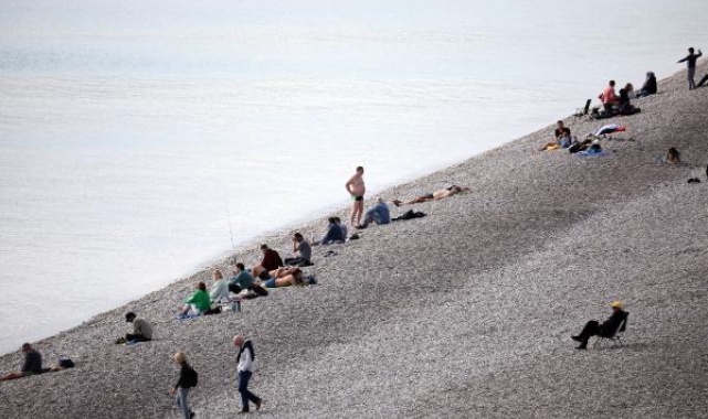Antalya'da tatilciler, aralıkta güneşin keyfini çıkardı