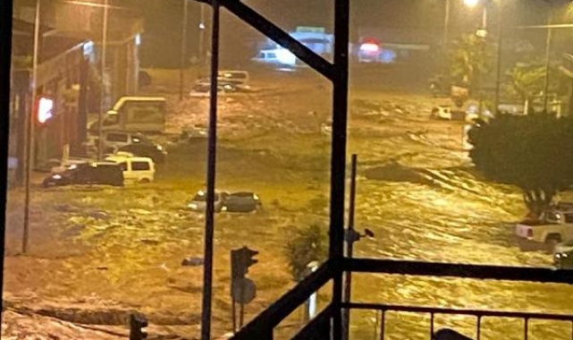 Antalya'nın iki ilçesinde sel felaketi; otomobiller sürüklendi, seralar su altında kaldı !