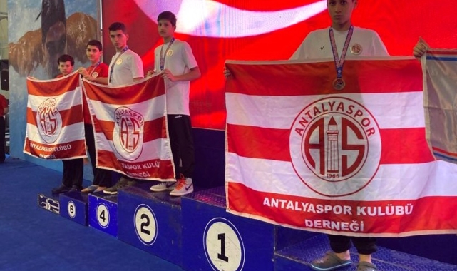 Antalyasporlu yüzücülerden beşte beş