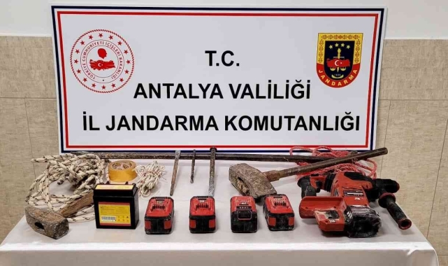 Antik kentte kaçak kazıya jandarmadan suçüstü baskın