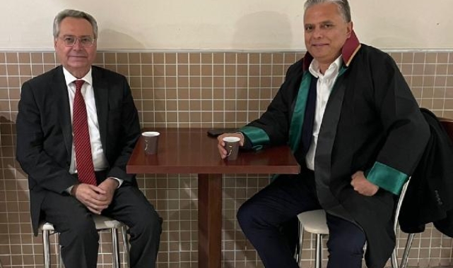 Avukat Başkan Ümit Uysal, İmamoğlu'na destek için cübbesini giydi