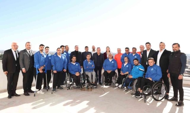 Başkan Böcek tekerlekli basketbol takımı ile buluştu