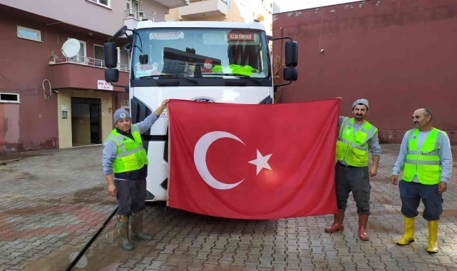 Çamurun içinde kalan Türk bayrağını yıkadılar