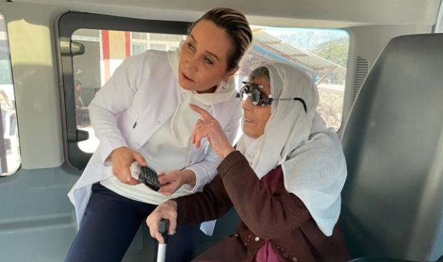 Doktor milletvekili söz verdiği köyde göz muayenesi yaptı