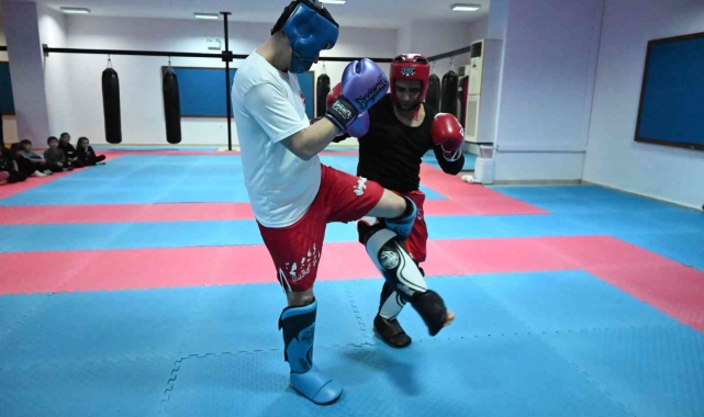 Düğün salonu gençler için spor salonu oldu