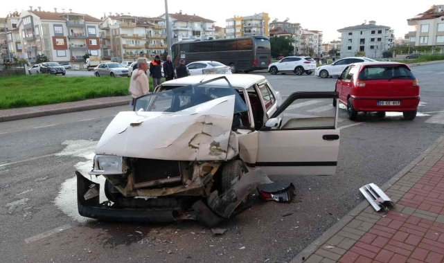 'Dur' levhasına uymayan otomobil ortalığı savaş alanına çevirdi !