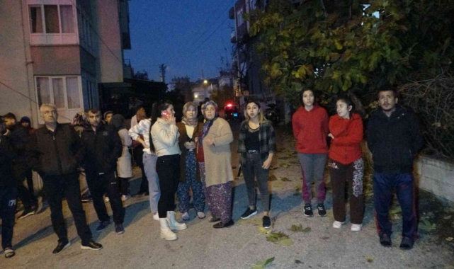 Evin 3'üncü katı alev topuna döndü, mahalleli sokağa döküldü !