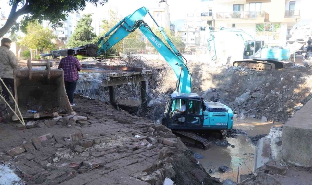 Felekate sebep gösterilen köprü yıkılıyor