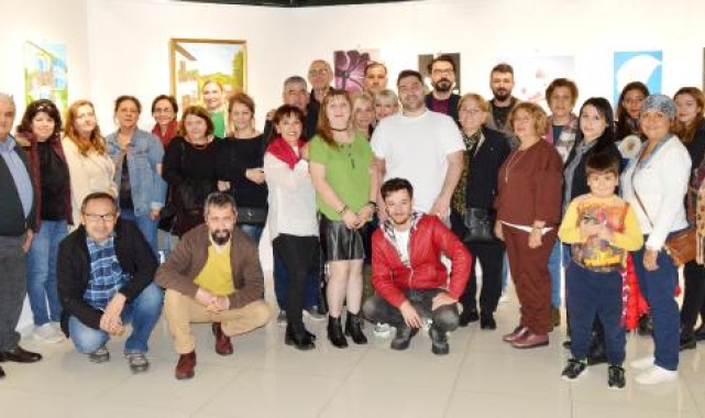 Fırçadan dökülen renkler sergide