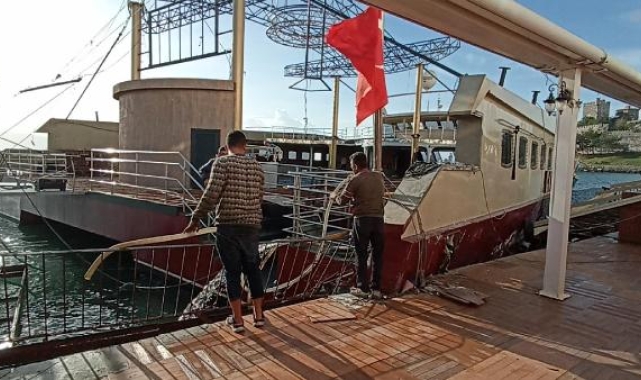 Fırtınada karaya vuran yüzen disko için su tahliyesi başlatıldı