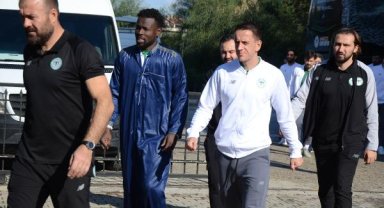Futbolcular ve teknik adamlar, Dinler Bahçesi'nde cuma namazı kıldı