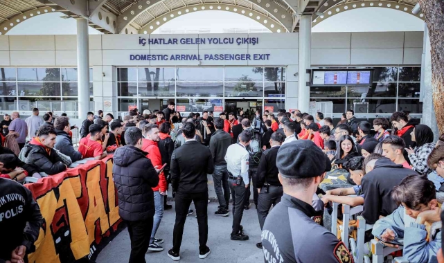 Galatasaray'a havalimanında coşkulu karşılama