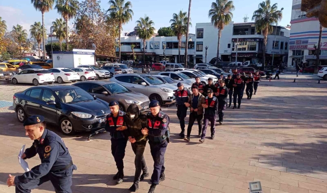 Gaziapaşa'da jandarmadan 11 farklı adrese eş zamanlı uyuşturucu operasyonu