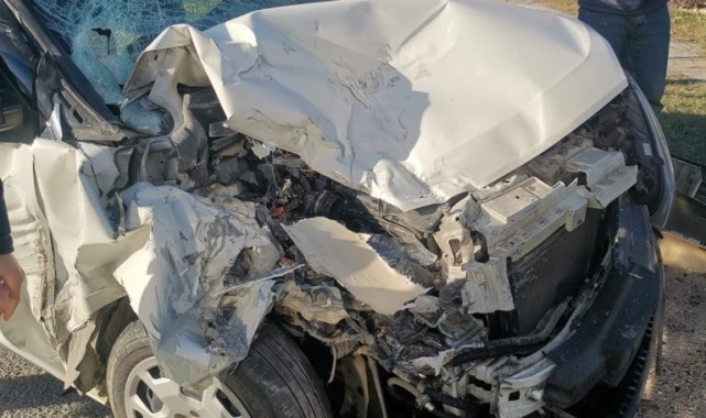 Gazipaşa'da belediyeye ait süpürge kamyonu ile kamyonet çarpıştı: 3 yaralı