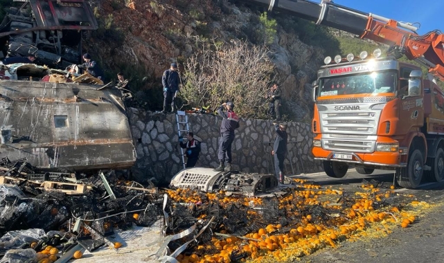 Gazipaşa'da meyve yüklü tır alt yola uçtu, yol meyveyle doldu, 1 kişi hayatını kaybetti !