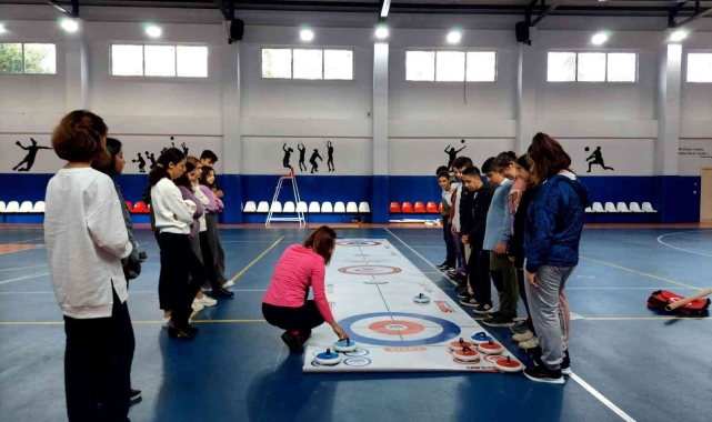 Gazipaşa'da öğrenciler Floor Curling sporuyla tanıştı