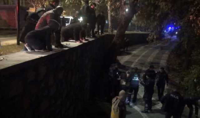 Gece karanlığında buz gibi suya düştü !