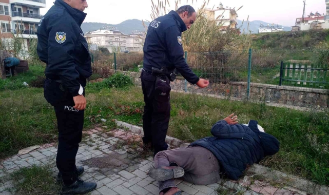 Hareketsiz uzanan gizemli adam polisleri alarma geçirdi 