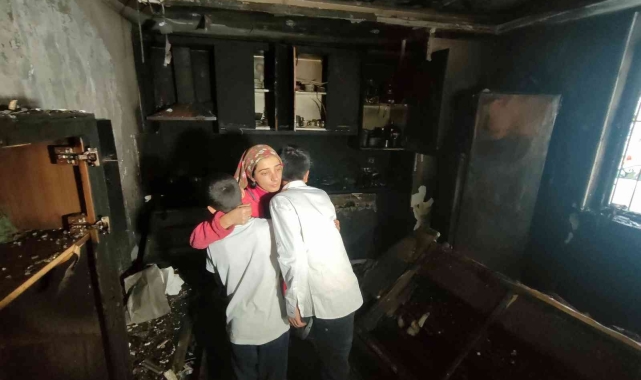 İşe giden anne evine döndüğünde sokakta kaldığını anladı, hem yuvası hem yüreği yandı 