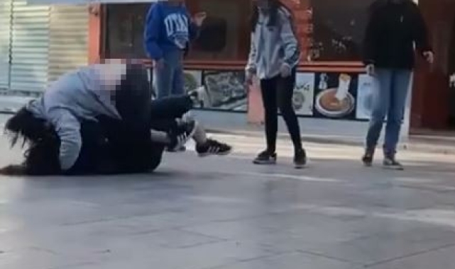 Kaldırımda saç saça baş başa kavga eden kızlar şaşırttı 